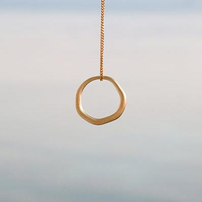 Halskette mit mittelgroßem organischen Anhänger - Movere M
