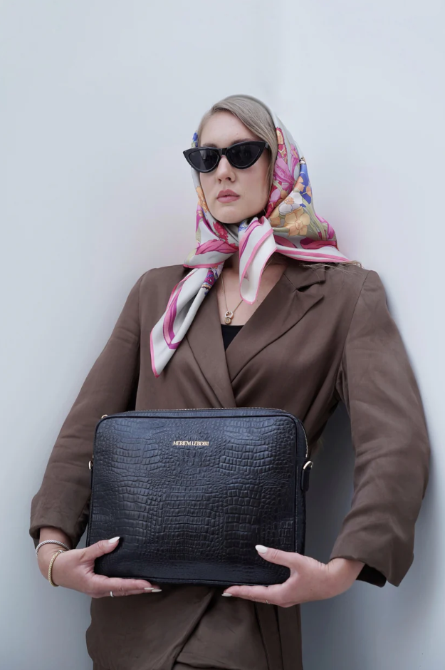 Laptop Ledertasche mit Krokooptik Schwarz Meriem Lebdiri