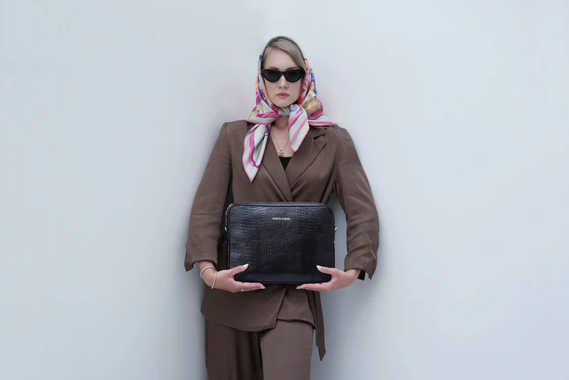 Laptop Ledertasche mit Krokooptik Braun Meriem Lebdiri