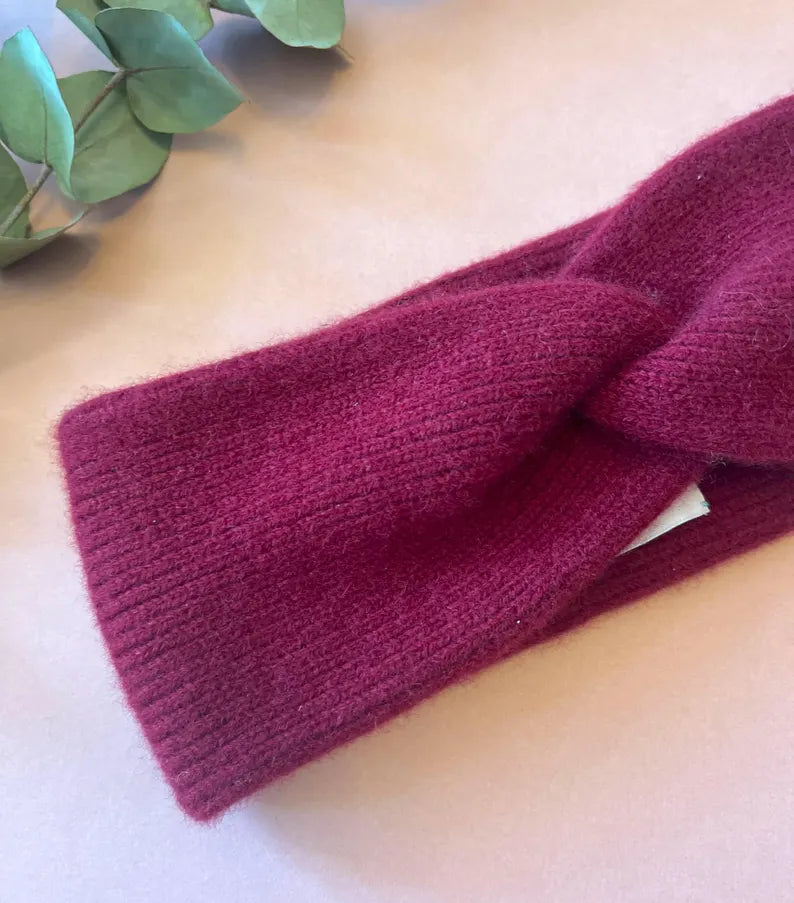 Gestricktes Stirnband mit Knotendetail in Bordeaux, Burgundy, Weinrot, Freiberg Knitwear