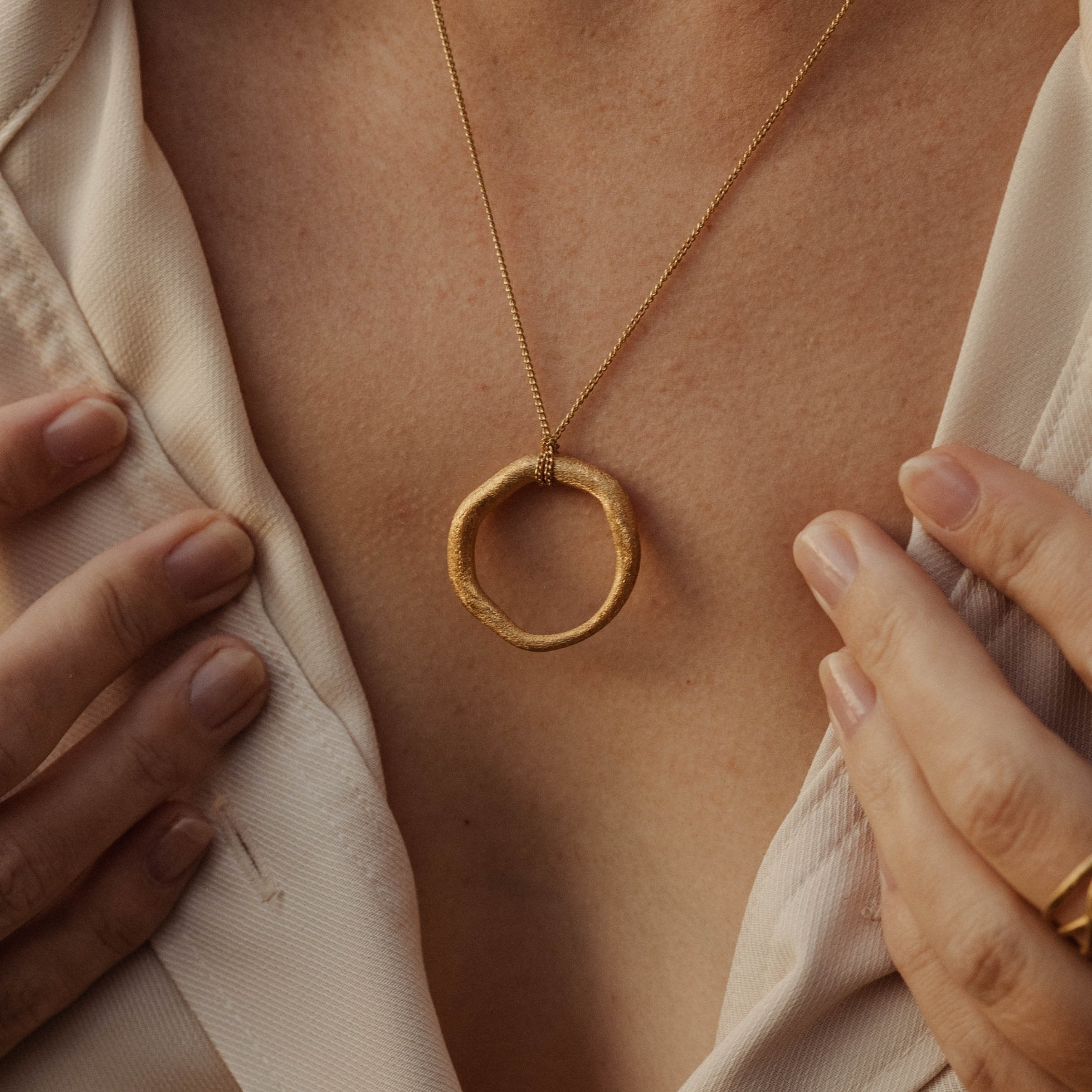 Halskette mit großem organischen kreisrunden Anhänger L