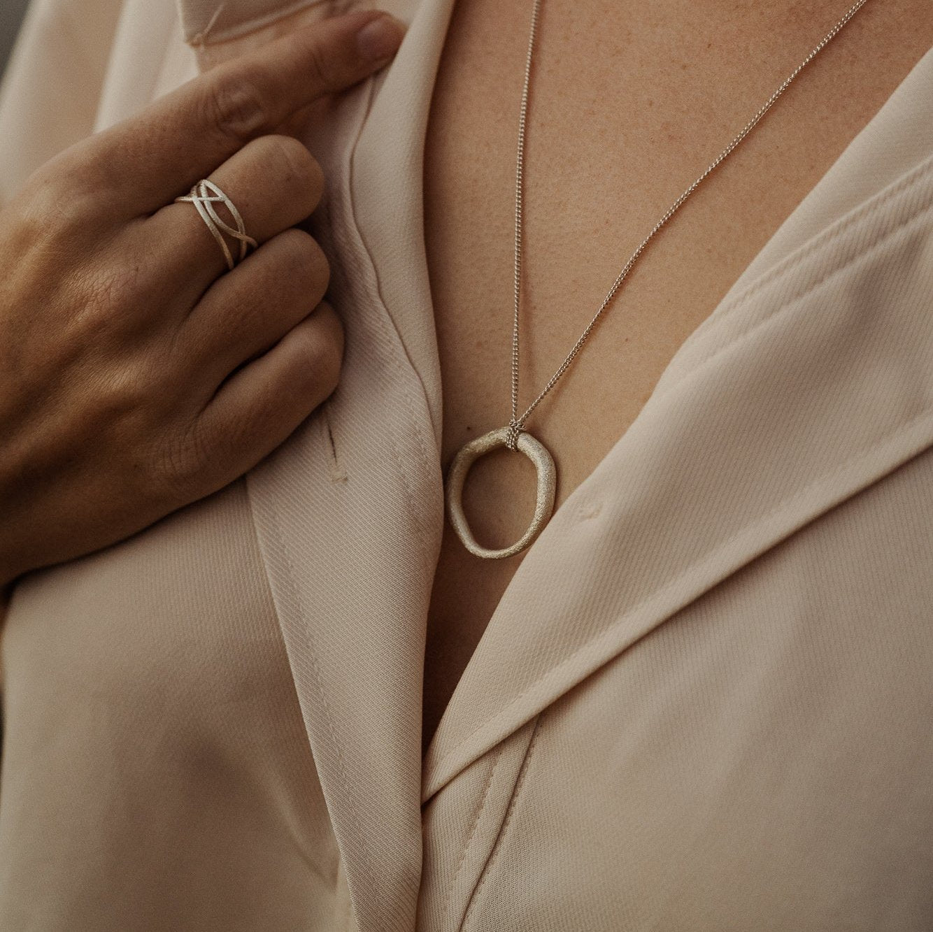 Halskette mit großem organischen kreisrunden Anhänger L