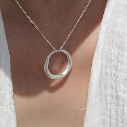 Halskette mit mittelgroßem organischen Anhänger - Movere M