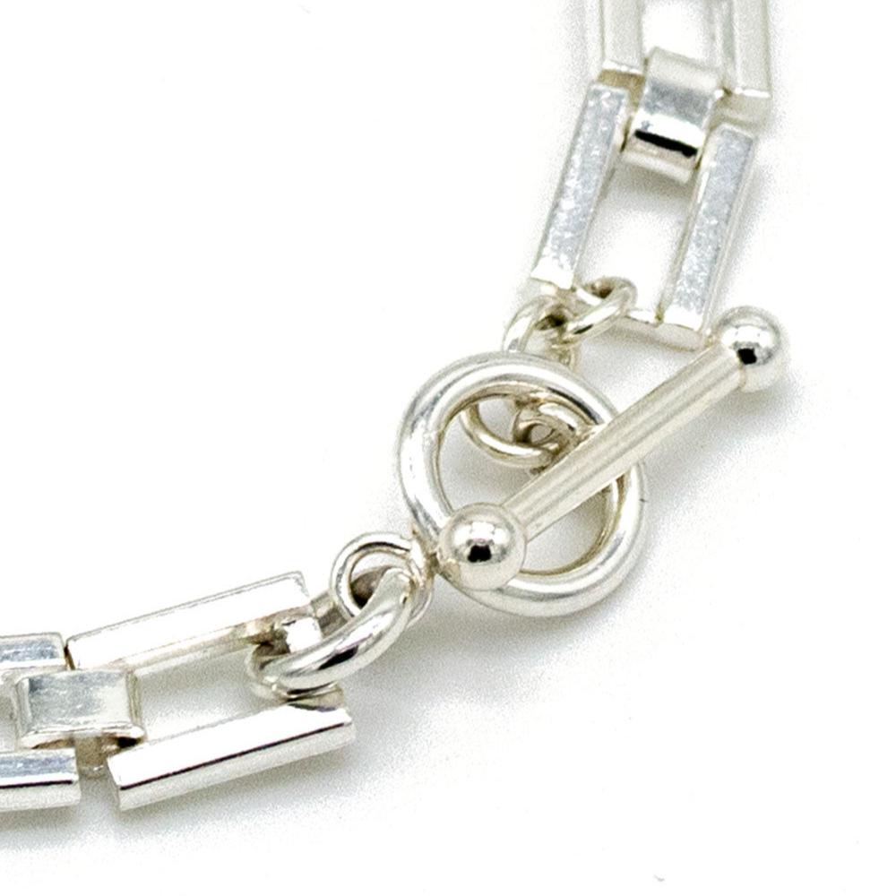 Zartes Silberarmband mit viereckigen Elementen von almost.eight