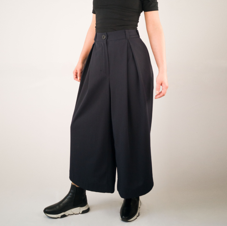 SMOOTH PANTS BLUE Weite Bundfaltenhose Keijn