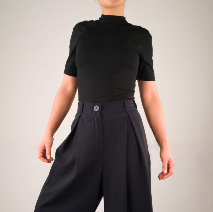 SMOOTH PANTS BLUE Weite Bundfaltenhose Keijn