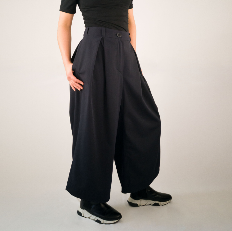 SMOOTH PANTS BLUE Weite Bundfaltenhose Keijn