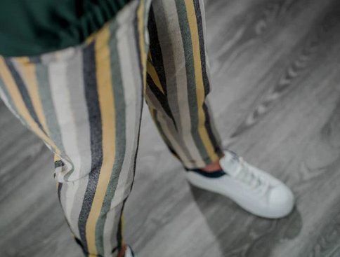 Schmale Baumwollhose aus recycelter Baumwolle ever&anon