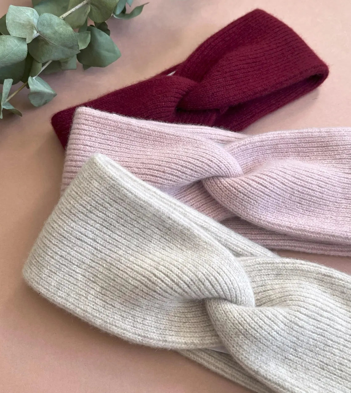 Gestricktes Stirnband mit Knotendetail in Hellgrau, Grau meliert, Freiberg Knitwear