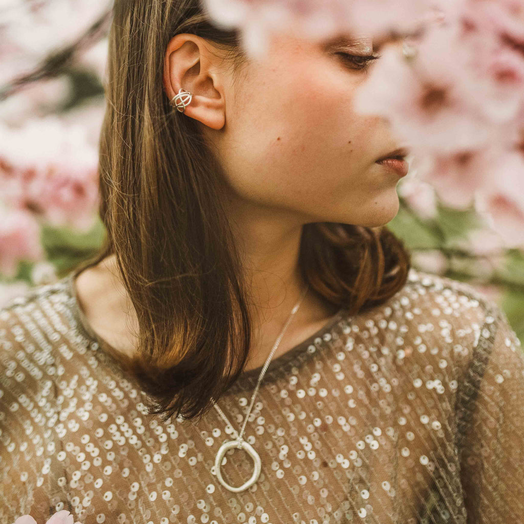 Halskette mit großem organischen kreisrunden Anhänger L