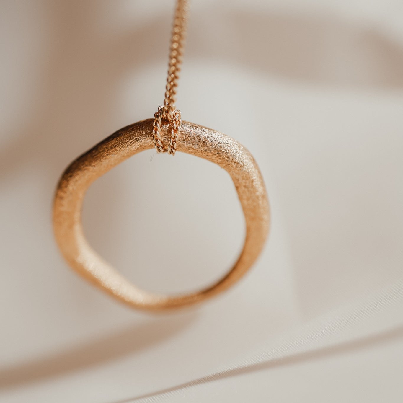 Halskette mit großem organischen kreisrunden Anhänger L