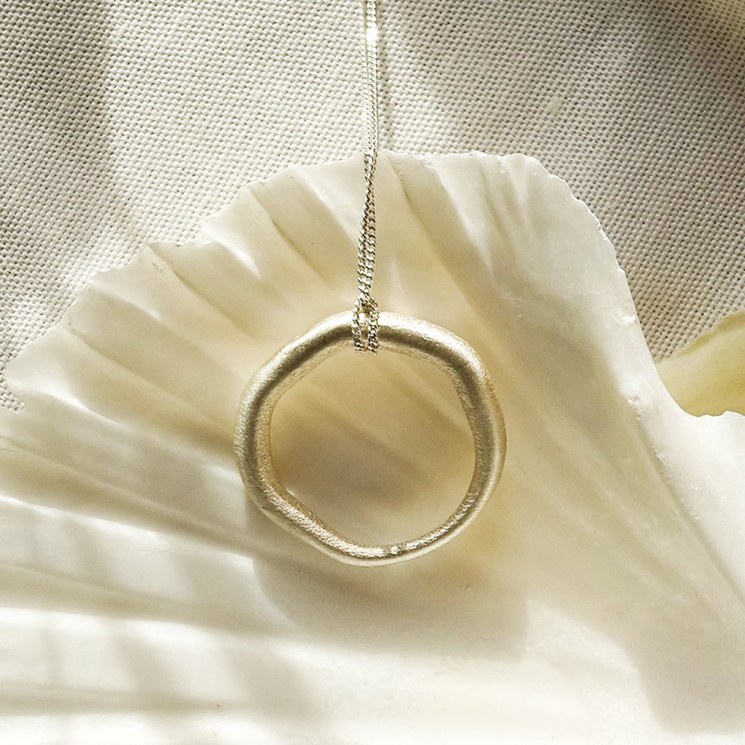 Halskette mit großem organischen kreisrunden Anhänger L