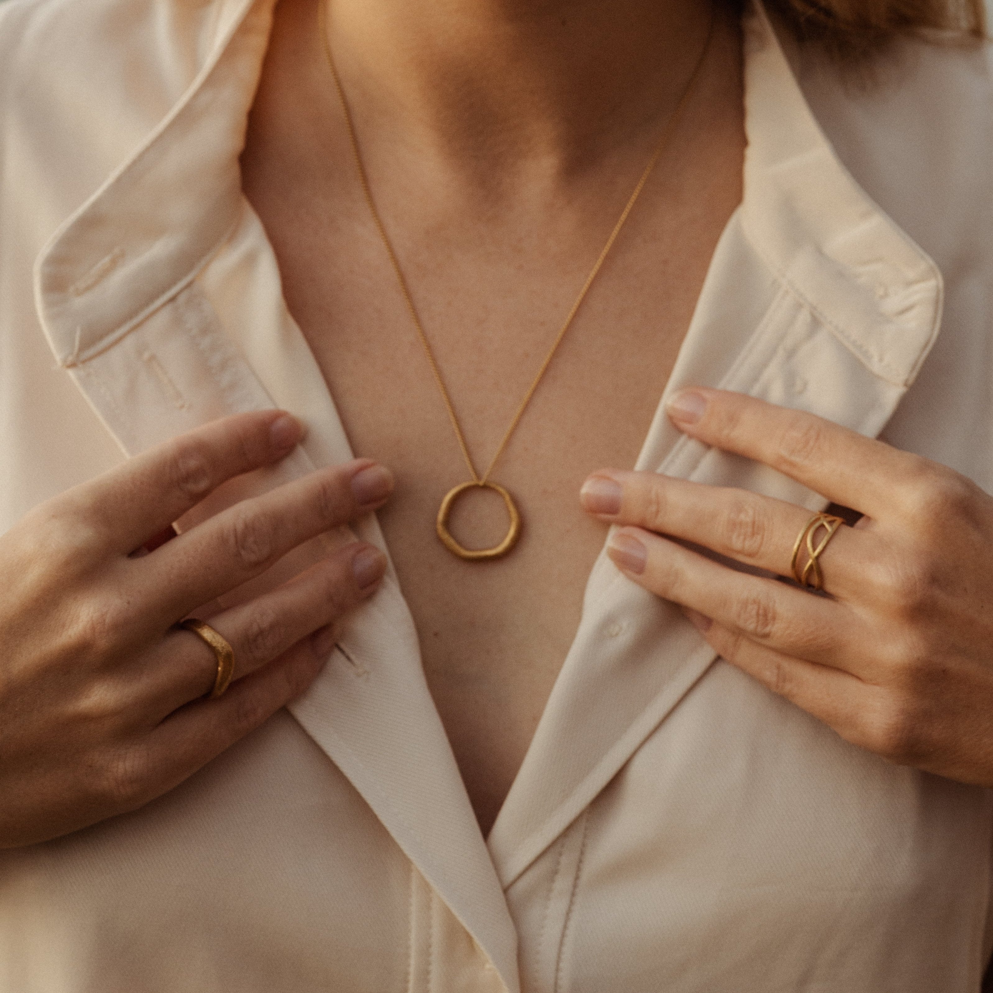 Halskette mit mittelgroßem organischen Anhänger - Movere M