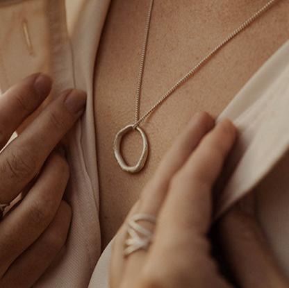 Halskette mit mittelgroßem organischen Anhänger - Movere M