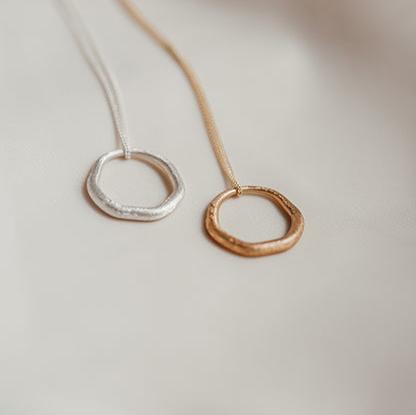 Halskette mit mittelgroßem organischen Anhänger - Movere M